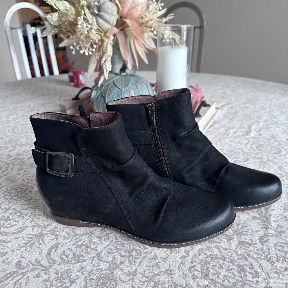 Like New! Sz. 39 Dansko Lia Hidden Wedge Ankle Boot, Black Nubuck